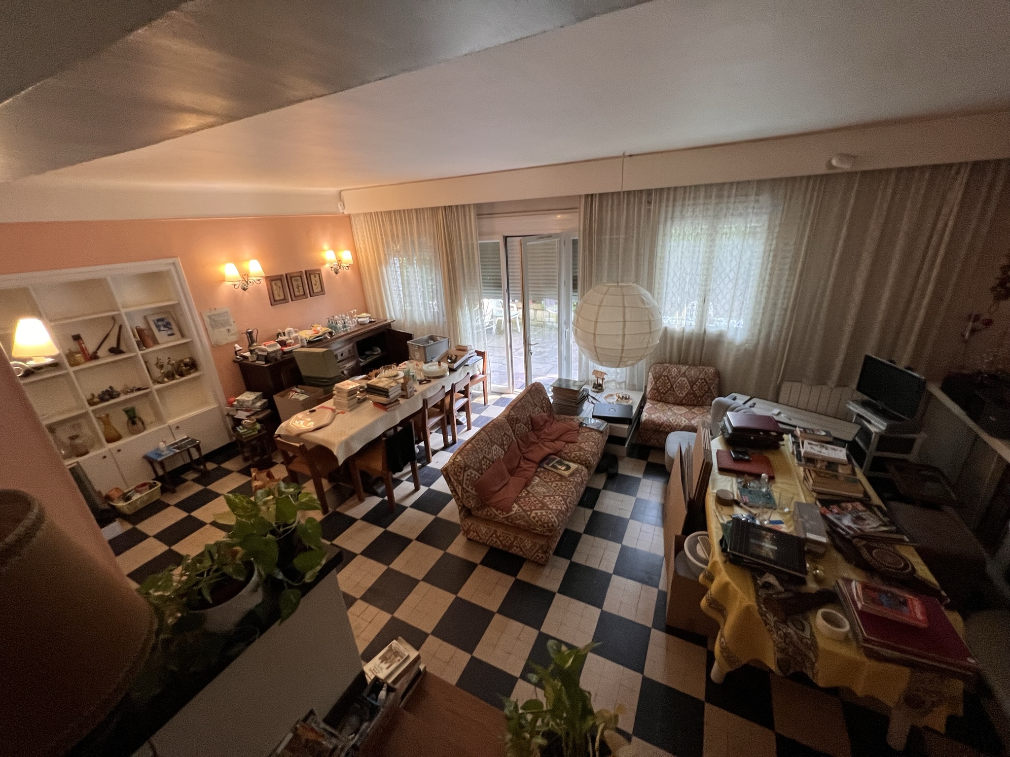 Vue d'un appartement avant le curage, avec des éléments d'intérieur à extraire pour libérer l'espace.