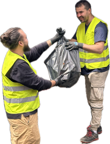 Deux techniciens de DND Services en train de travailler, portant un sac d'objets lors d'une intervention de débarras.